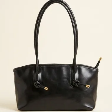 Borsa Minimal Chic con Finitura Glossy e Dettagli Gold