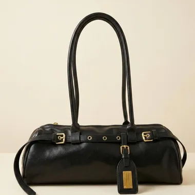 Borsa Bauletto Black Chic: Eleganza Urbana e Dettagli Gold