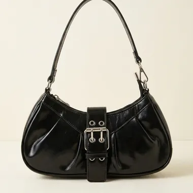 Borsa a Spalla Nera con Maxi Fibbia Argento - Stile Urban Chic