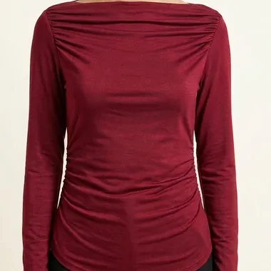 Maglia Bordeaux con Scollo a Barca e Dettagli Arricciati