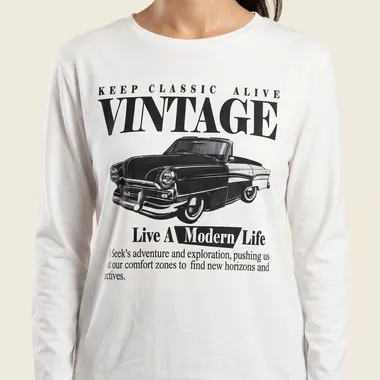 Maglia a Maniche Lunghe Bianca con Grafica Auto Vintage e Scritte Urban