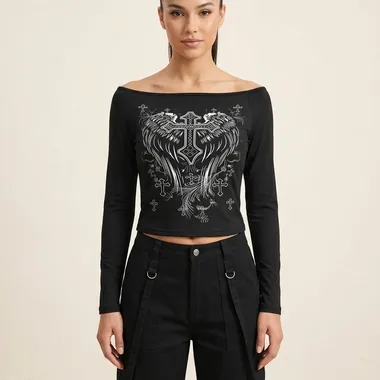 Maglia Goth Chic: Croce Alata Bianca su Fondo Nero con Scollo a Barca