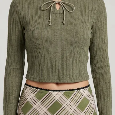 Top a coste con laccetto frontale