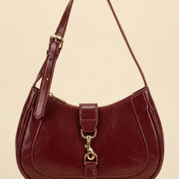 Borsa a Tracolla Bordeaux con Dettagli Gold: L'Eleganza al Tuo Fianco