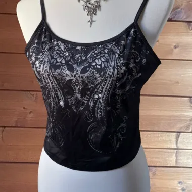 Top Nero con Stampa Gotica e Spalline Sottili
