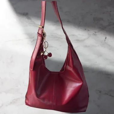 Borsa a Spalla Morbida con Charm Rosso