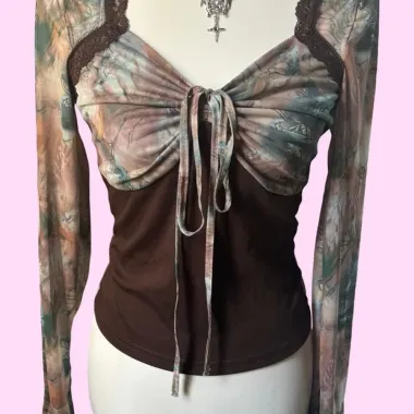 Top a maniche lunghe con laccio frontale marrone