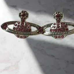 Orecchini Orbitali con Cristalli Rosa e Finitura Argento