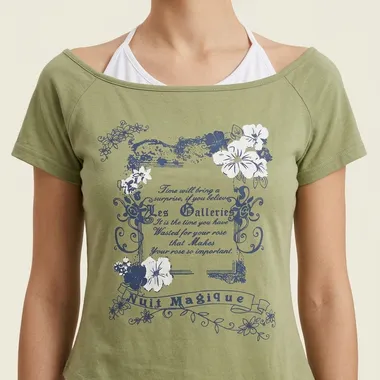 T-shirt Nuit Magique Verde Oliva con Grafica Floreale e Scollo a Barca