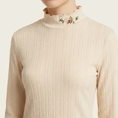 Maglione a coste color crema con ricamo floreale al collo